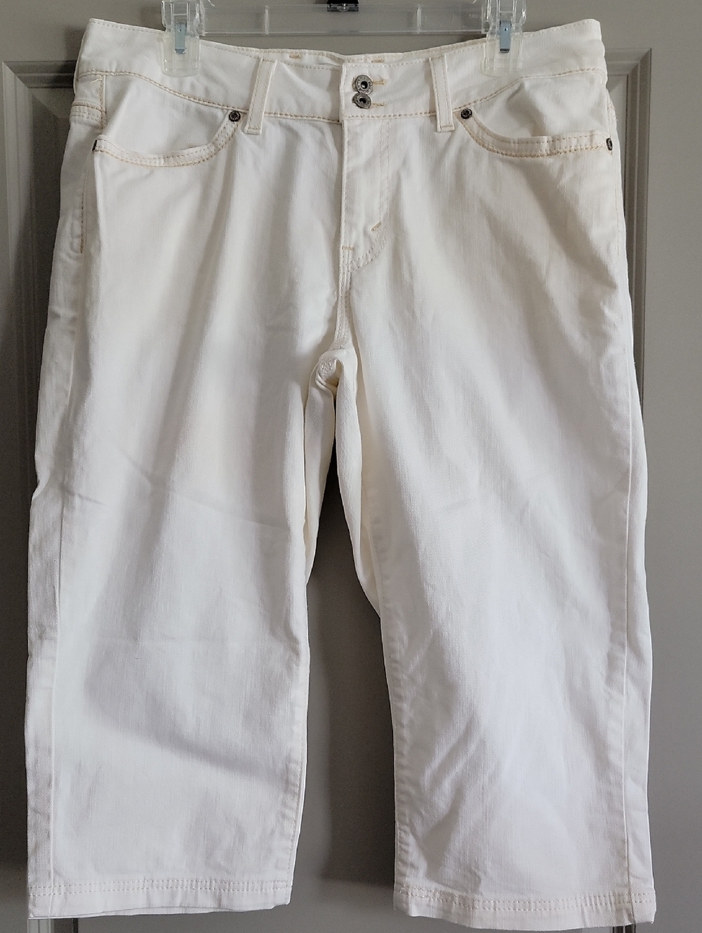 Levis White Capri